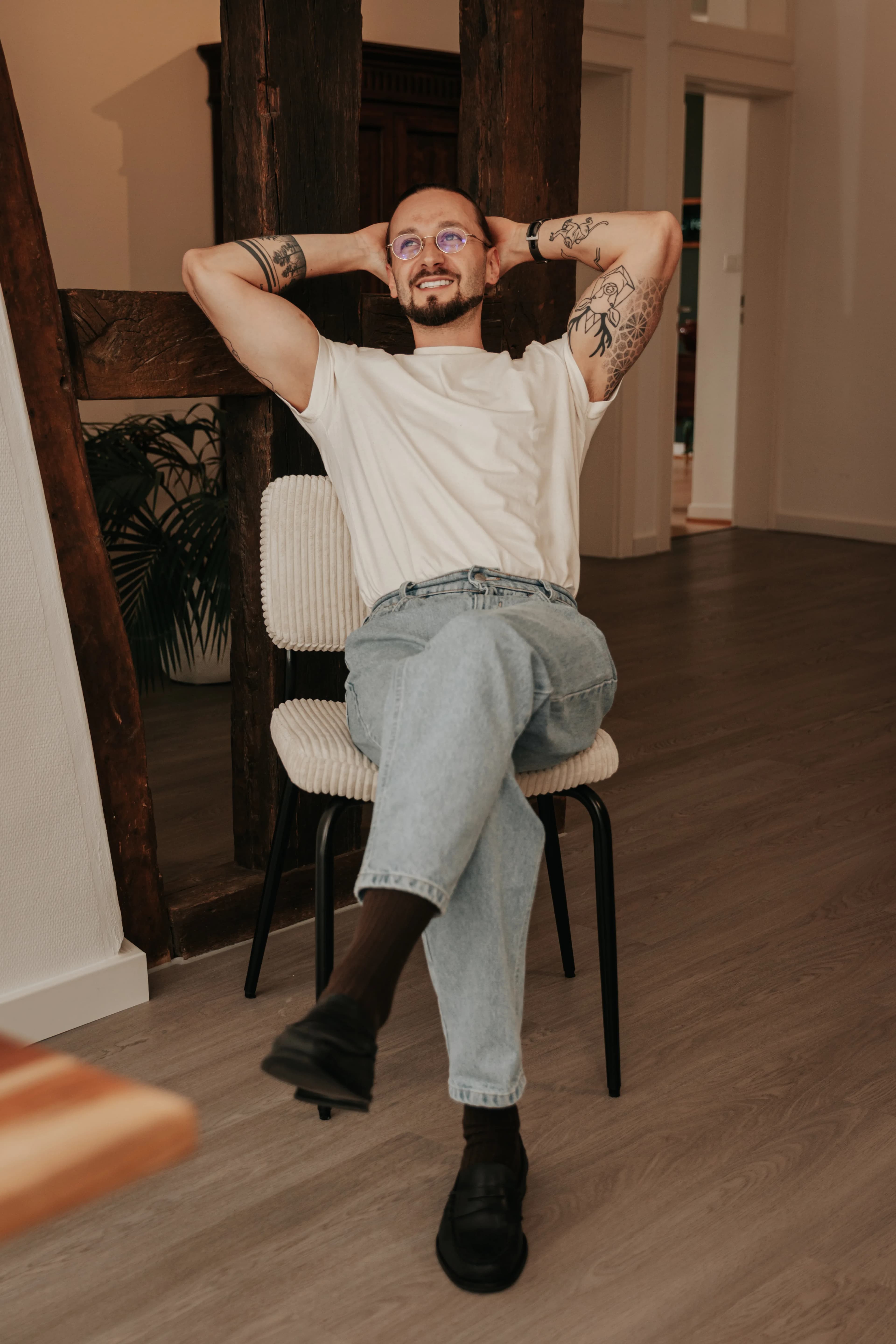 Kevin Kyselka sitzt entspannt